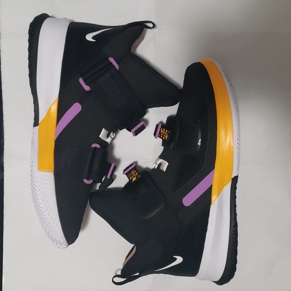 Lebron Soldier XIII SFG BLK/WHT University Gold - Picture 1 of 4